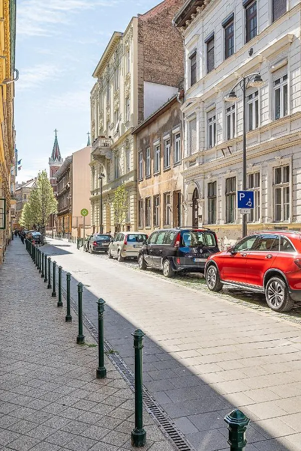 Sunny Dots Apartment - Free Parking! Budapest